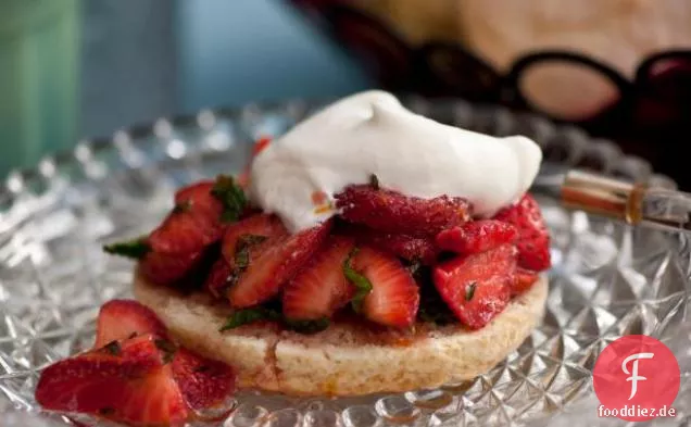 Shortcake mit Erdbeeren, Minze und Thymian