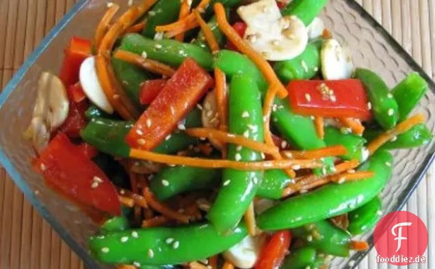 Sugar Snap Erbsensalat mit süßem Ingwer-Soja-Dressing