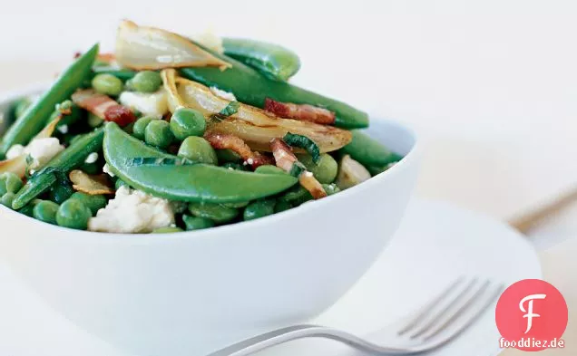 Edamame und Erbsensalat mit süßen Zwiebeln und Ziegenkäse