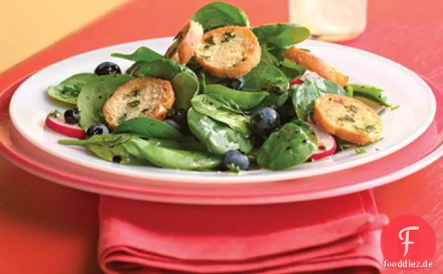 Spinat-Kräutersalat mit Pesto-Croutons