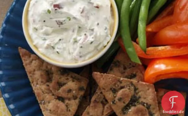Schnittlauch-Mascarpone-Dip mit Kräuter-Pita-Chips