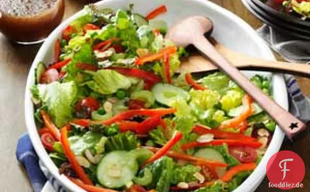 Rot-grüner Salat mit gerösteten Mandeln