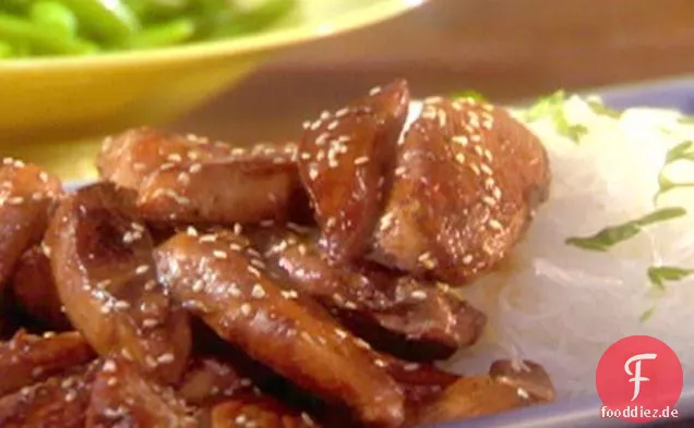 Honig-Teriyaki-Hühnerfinger mit Sesamsamen mit Sesam-Zellophan-Nudeln und grünen Erbsen