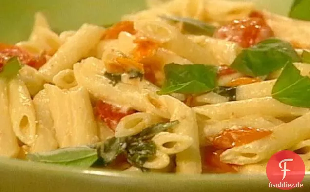 Penne mit langsam gerösteten Kirschtomaten und Ziegenkäse