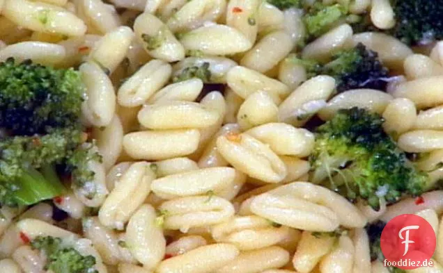 Cavatelli mit sautiertem Brokkoli und Knoblauch