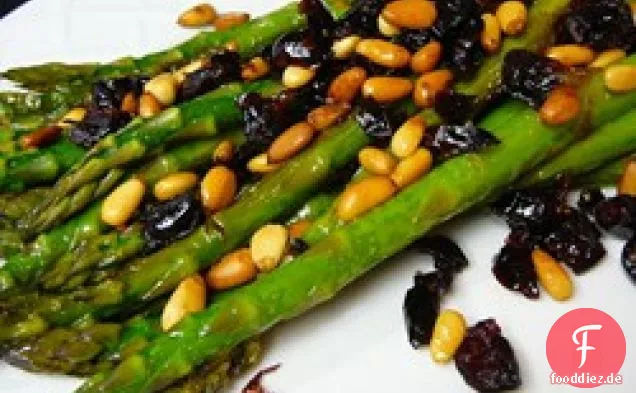 Spargel mit Preiselbeeren und Pinienkernen