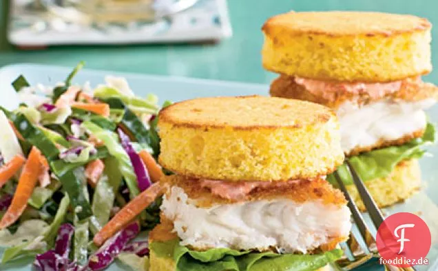 Fisch Schieberegler Maisbrot Runden mit Paprika-Mayonnaise