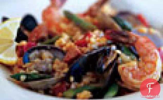 Paella mit Spargel und Zucker und Erbsen