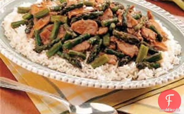 Schweinefleisch mit Ingwer und Spargel