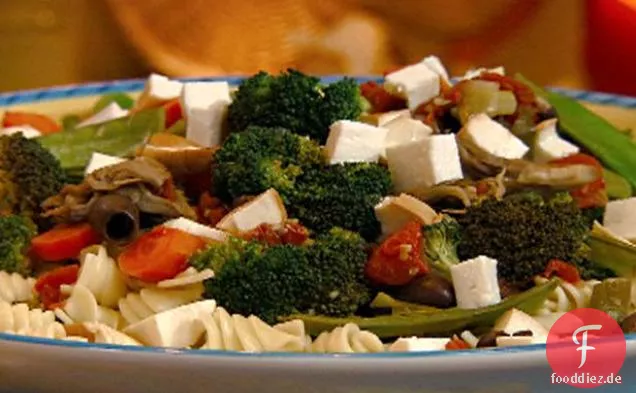 Nudelspiralen mit sautiertem Gemüse, Oliven und geräuchertem Mozzarella