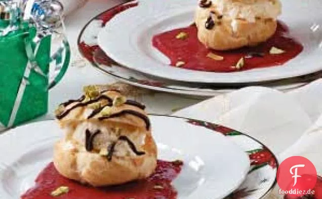 Windbeutel mit Himbeersauce