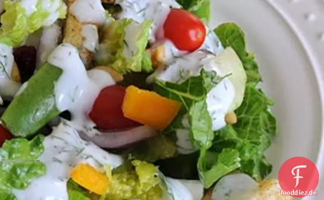 Gemüsesalat mit cremigem Dilldressing