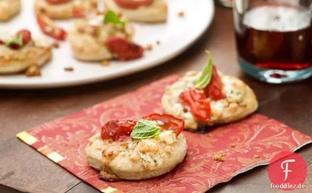Pizzette mit Gorgonzola, Tomaten und Basilikum