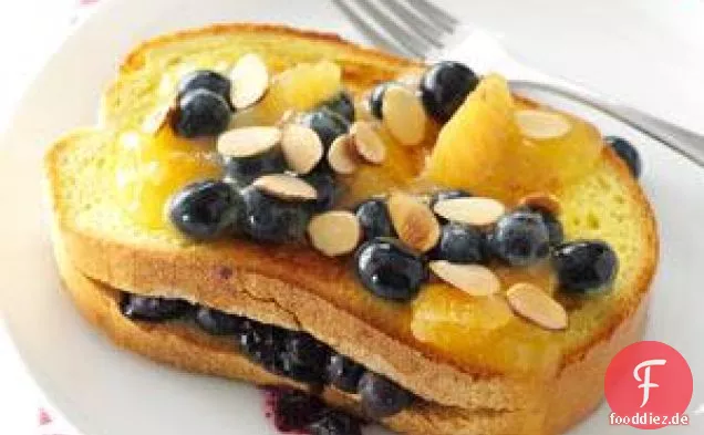 Mit Blaubeeren gefüllter French Toast