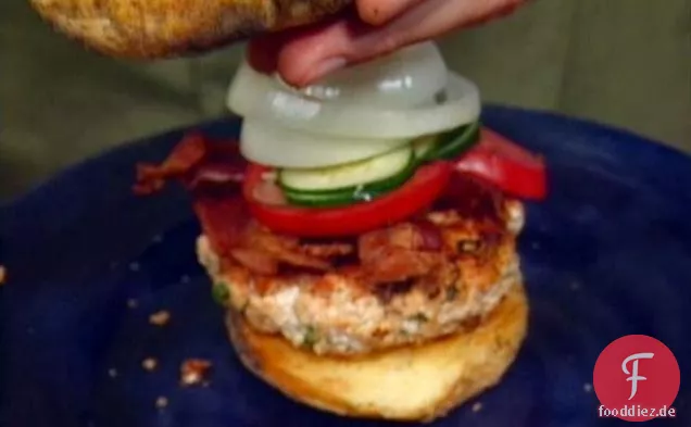 Burger mit gebratenem Lachs