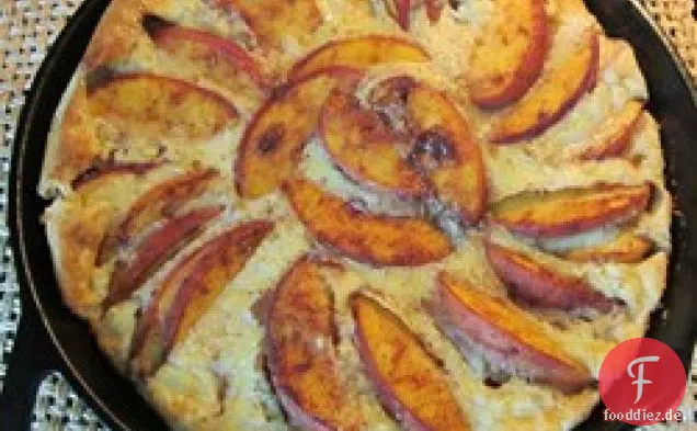 Gebackener Pfannkuchen mit Pfirsichen