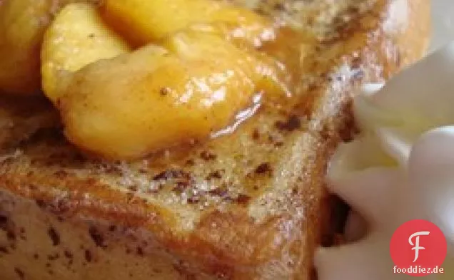 Mit Mascarpone gefüllter French Toast mit Pfirsichen