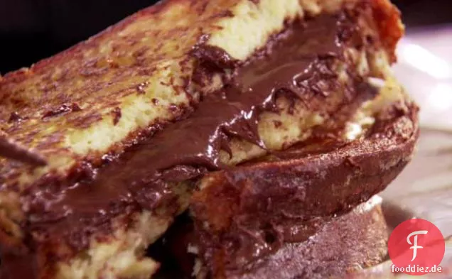 Schokoladen-Haselnuss-gefüllter French Toast