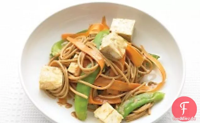 Vollkorn-Spaghetti mit Gemüse und Erdnusssauce