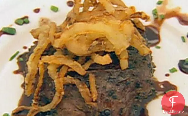 Rinderfilet mit Pfefferkornkruste auf Rindertomate mit Ziegenkäse, Pommes Frites und Balsamico-Sauce