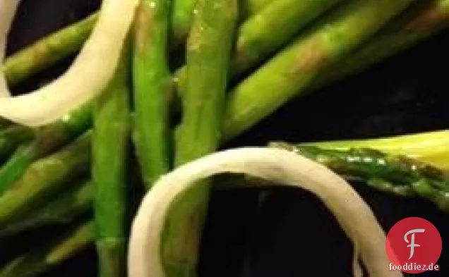 Gebratener Spargel mit Zwiebeln
