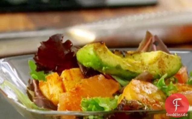Gegrillter Avocado-Jakobsmuschel-Salat