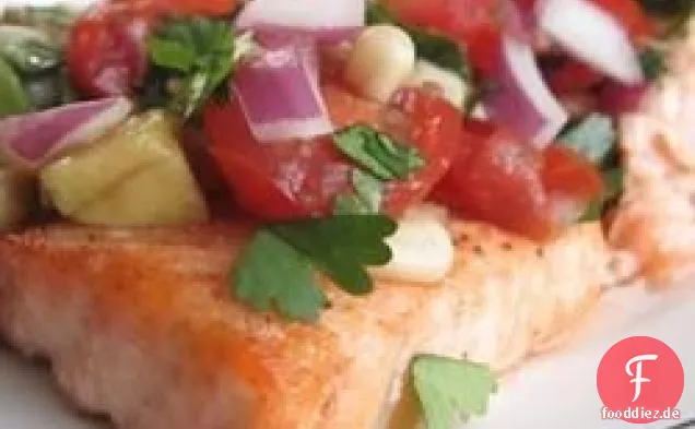 Gekühlter Lachs mit sommerlicher Tomatensalsa