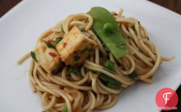 Nudeln In Thai-Curry-Sauce Mit Tofu