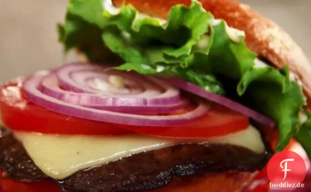 Gegrillte Portobello-Pilzburger mit Dill-Senf-Sauce