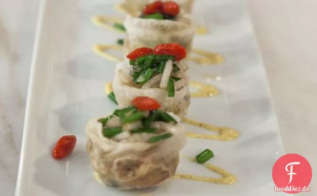 Pfifferlinge und blühende Schnittlauchknödel