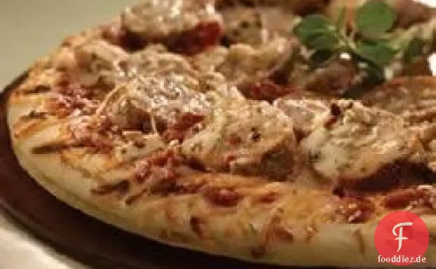 Gegrillte mediterrane griechische Pizza mit sonnengetrockneter Tomaten-Hühnerwurst