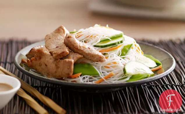 Schweinefleisch mit Nudeln & Snow Pea-Salat