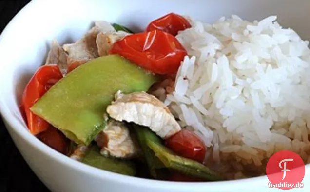 Rotes Curry-Schweinefleisch mit Tomaten und Schneeerbsen