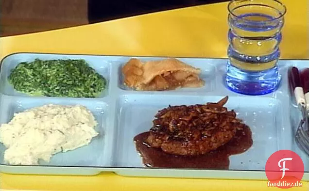Salisbury-Steak mit Waldpilzsoße, Kartoffelpüree mit Knoblauch-Kräuterkäse und Schnittlauch, Rahmspinat