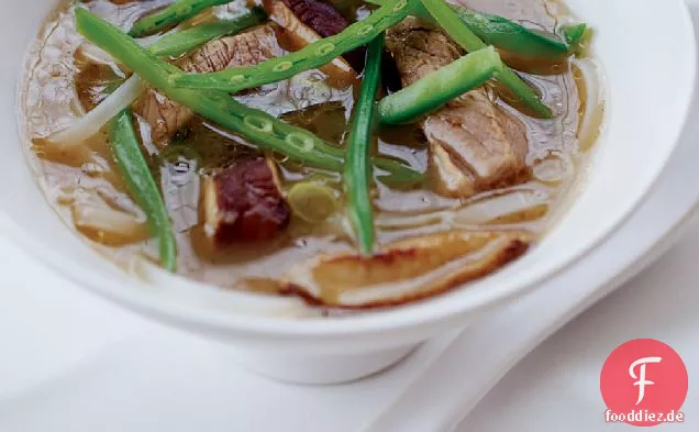 Heiß-saure Nudelsuppe mit Schweinefleisch