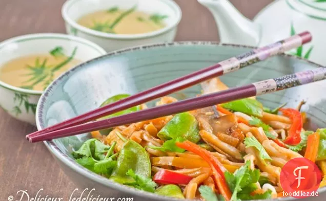 Gemüse mit Udon-Nudeln anbraten