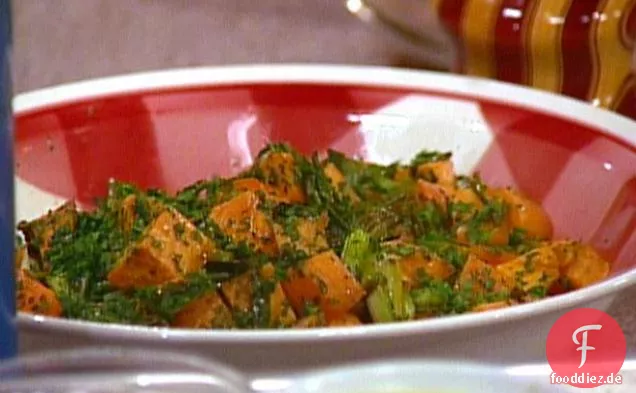 Salat aus gerösteten Süßkartoffeln und Frühlingszwiebeln