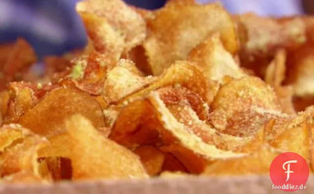 Hausgemachte Sauerrahm- und Zwiebelchips