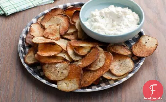 Gerissene Pfefferkartoffelchips mit Zwiebeldip