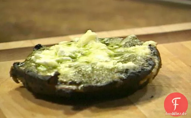 Verschiedene gegrillte Portobello-Pizzen