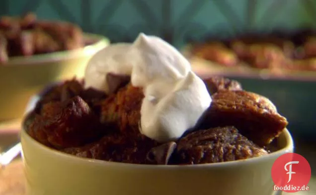 Doppelter Schokoladenbrotpudding mit Bourbon-Schlagsahne