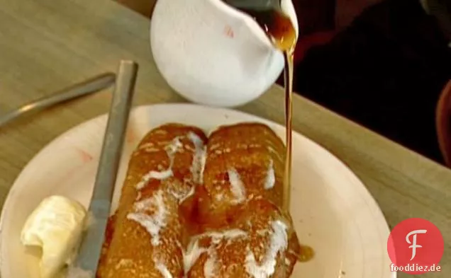 Büffelwurst im Pfannkuchenmantel mit hausgemachtem Sirup