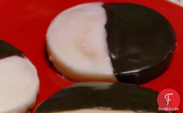 Schwarze und weiße Kekse
