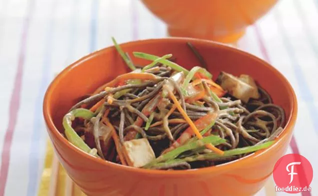 Nudelsalat mit Erdnusssauce