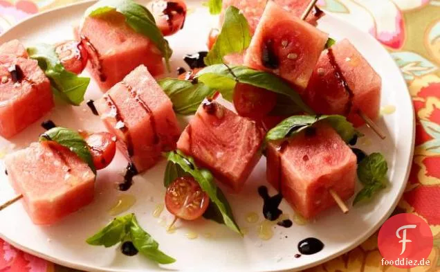 Spieße mit Tomaten, Wassermelonen und Basilikum