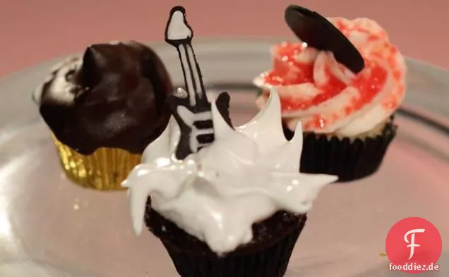Schokoladenfondant-Cupcakes gefüllt mit Schokoladenfondant-Keksriegel und Marshmallow-Baiser-Zuckerguss