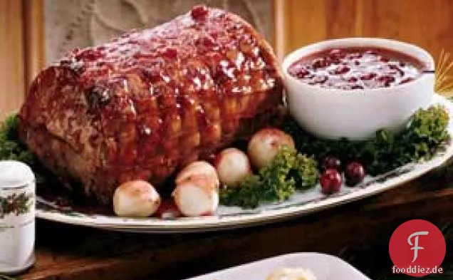 Festlicher Schweinebraten mit Preiselbeerglasur