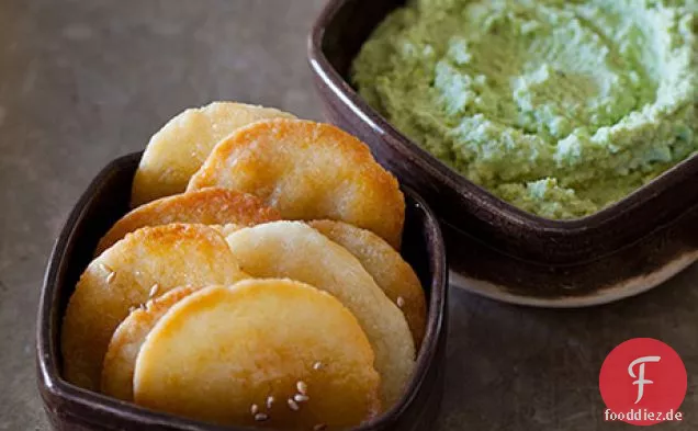 Edamame Dip mit hausgemachten japanischen Reis Crakers (senbei)