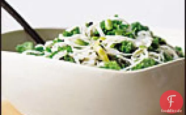 Asiatische Nudeln mit frischen und eingelegten Grüns