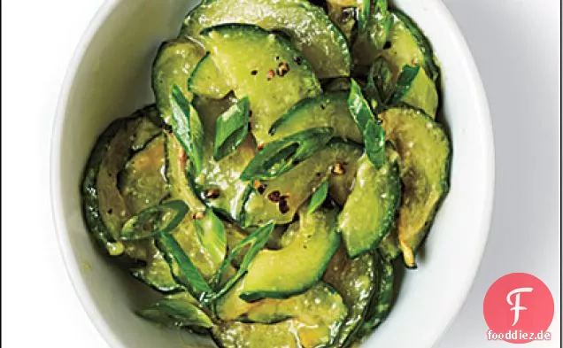 Sautierter Miso-Gurkensalat